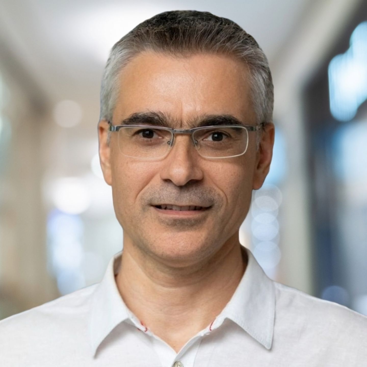 Das Bild zeigt ein Porträt des Gesprächspartners Dobrin Mirevski, Chief Digital Officer bei EOS Bulgarien.