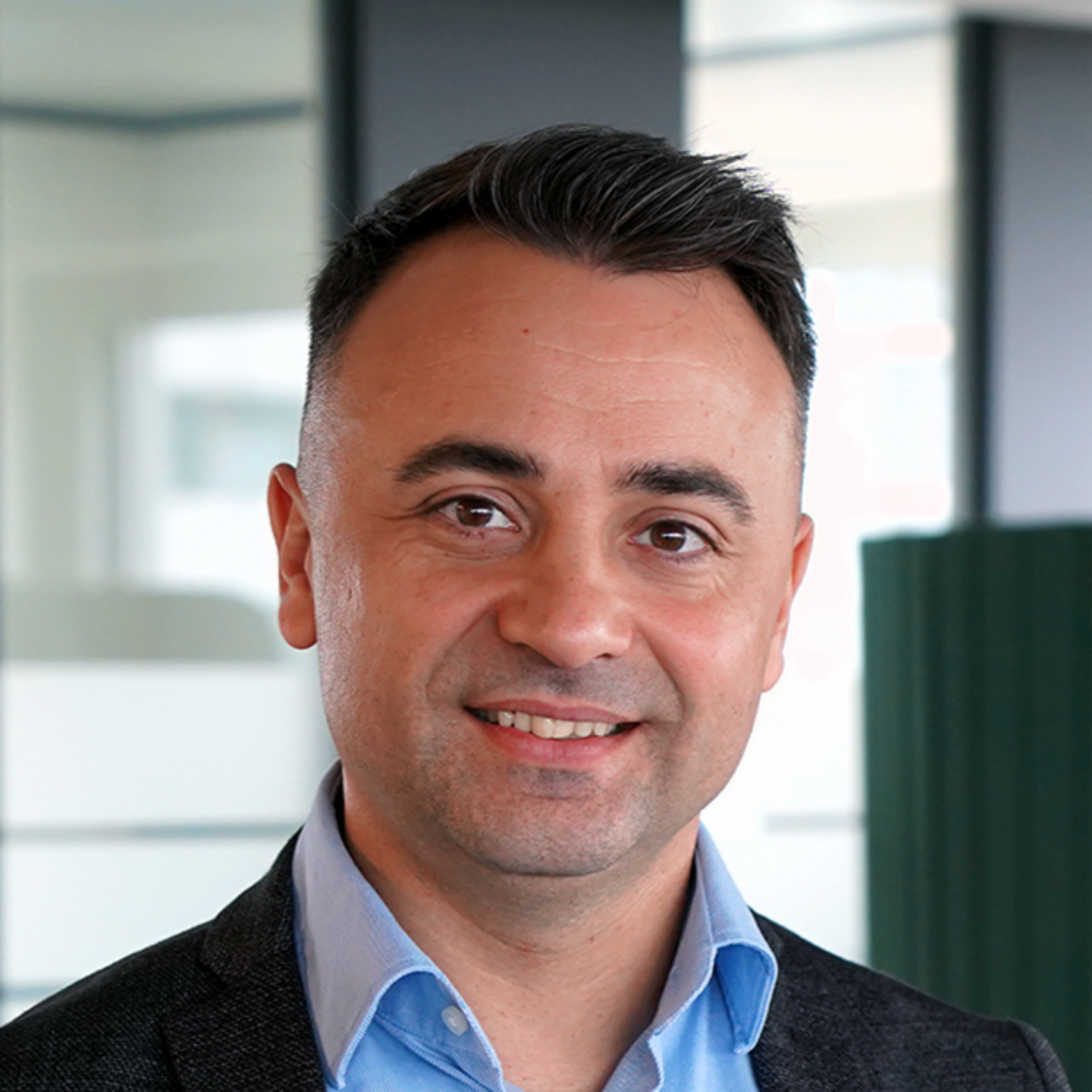 Das Bild zeigt ein Porträt des Gesprächspartners Paul Baltag, Digital Transformation Manager bei EOS Rumänien.
