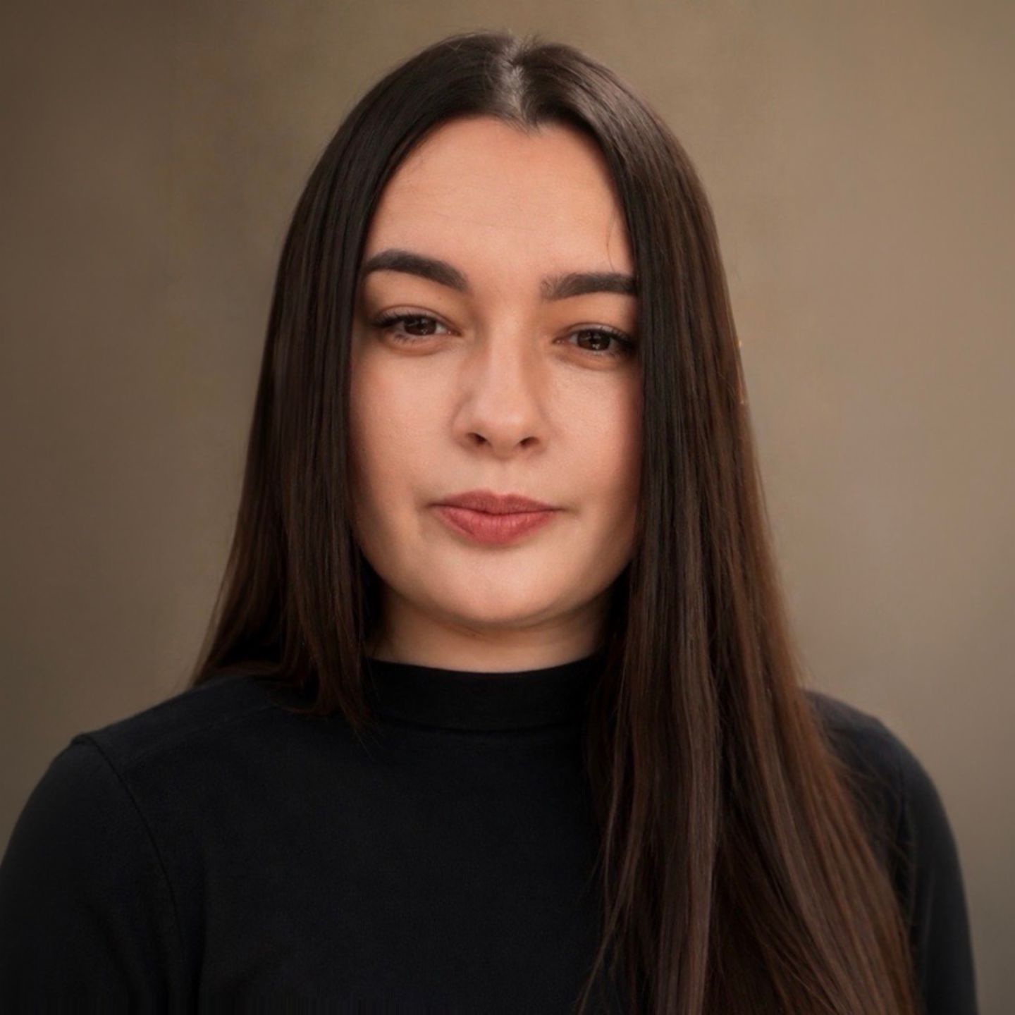 Daniela Moaca, Senior Manager IT bei EOS Romania, Porträtaufnahme in dunklem Rollkragenpullover.