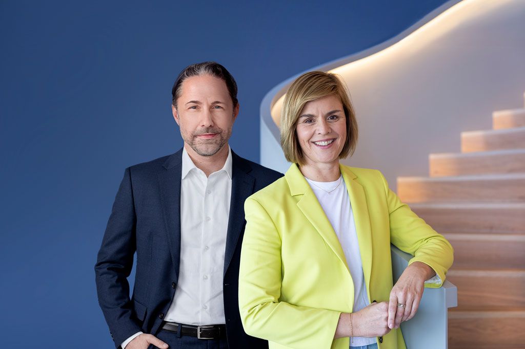 Das Bild zeigt Marwin Ramcke, CEO der EOS Gruppe, und Dr. Eva Griewel, CFO der EOS Gruppe, gemeinsam.