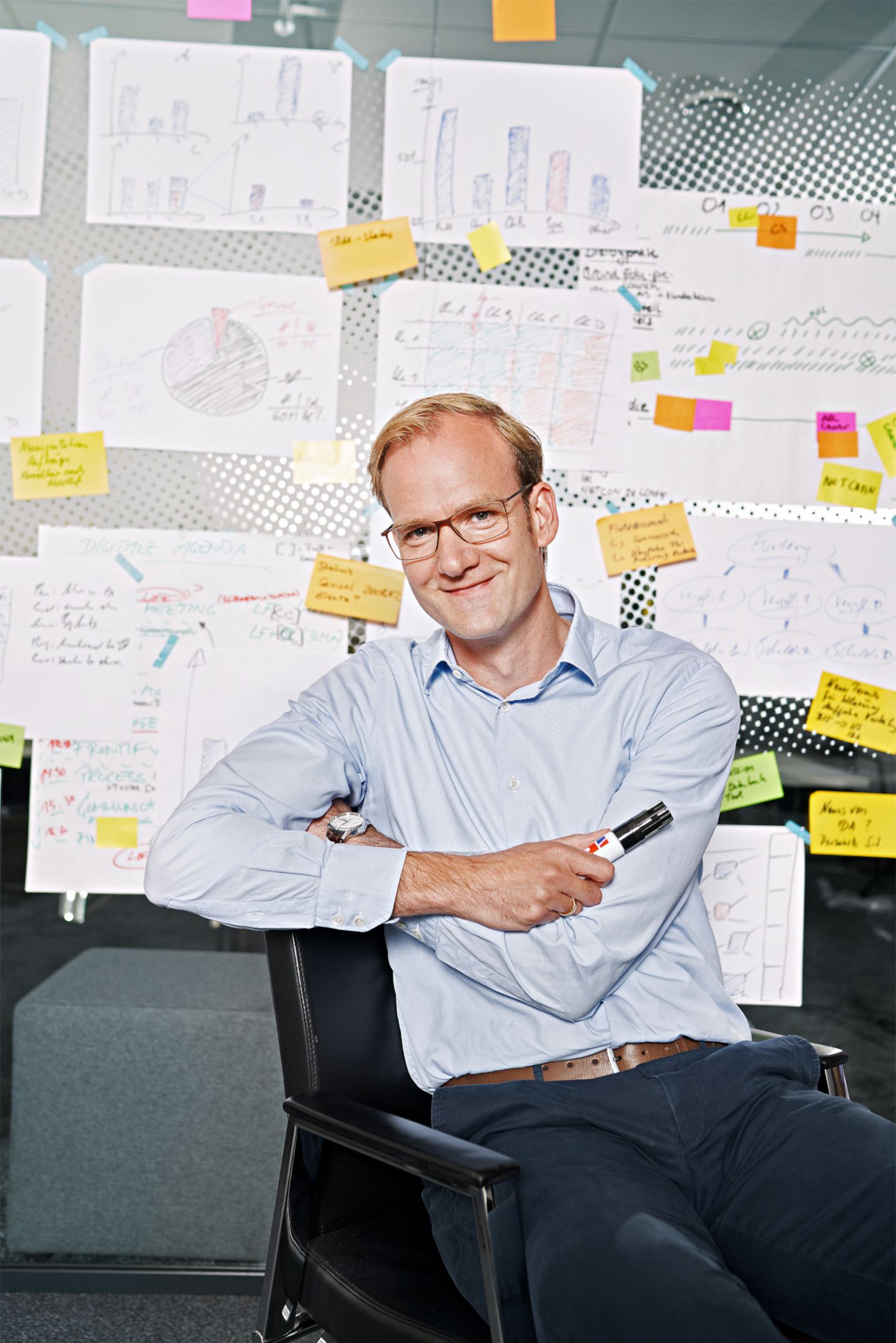 Forderungskauf: Matthias Schmidt sitzt vor einer Datenauswertung.