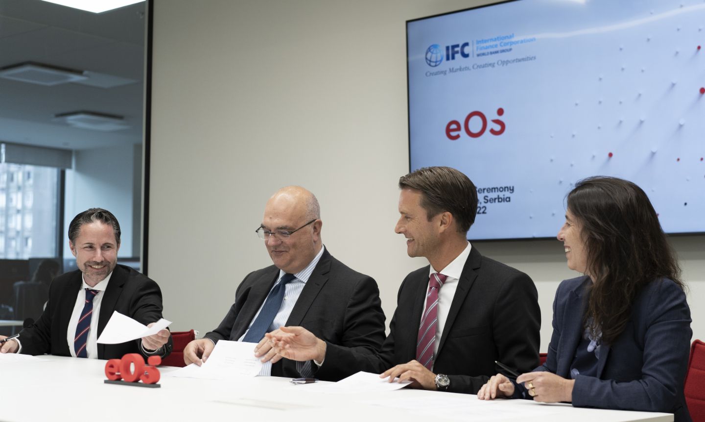 During an official ceremony on September 20, 2022, representatives of IFC and EOS formalized their collaboration on the purchase of NPLs and distressed real estate in Eastern Europe. Marwin Ramcke, Vittorio Di Bello, Carsten Tidow, Ariane Di Iorio 