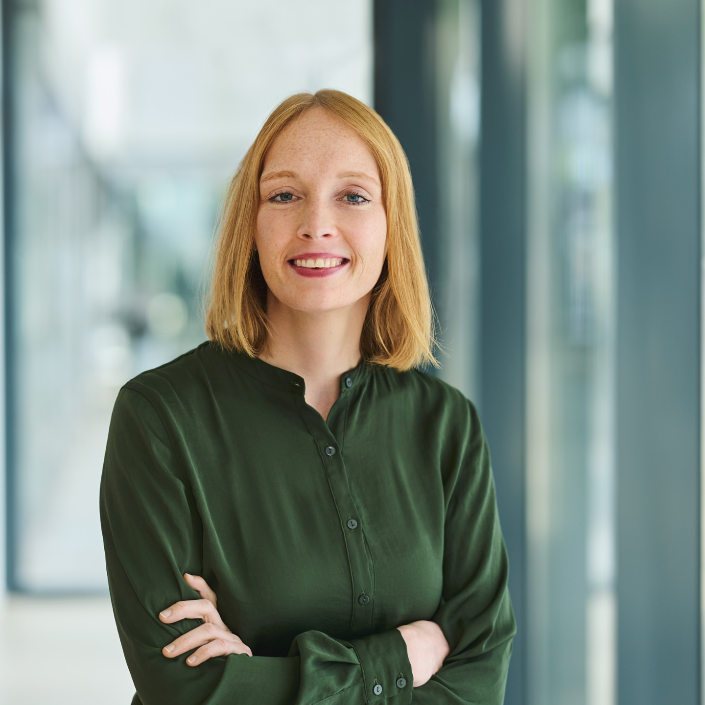 Ein Porträt zeigt Michaela Homann, Head of Customer Communications bei EOS Technology Solutions