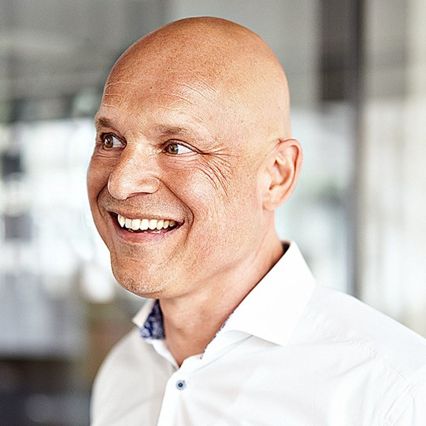 Ein Porträtfoto zeigt Andreas Behmenburg, Head of Sales bei EOS Deutschland