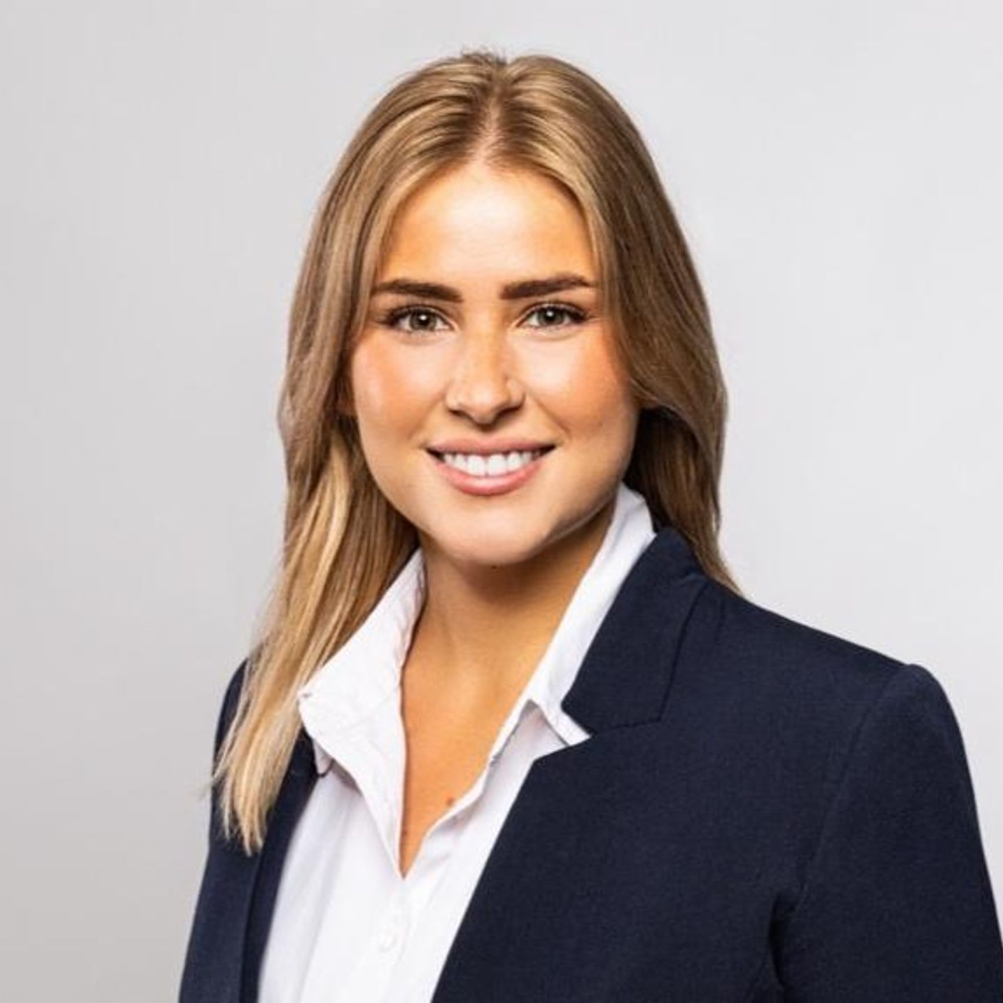 Portrait photo of Frederike Naeve, smiling, long blonde hair, dark blue business attire, Consultant ESG Strategy & Corporate Development at EOS