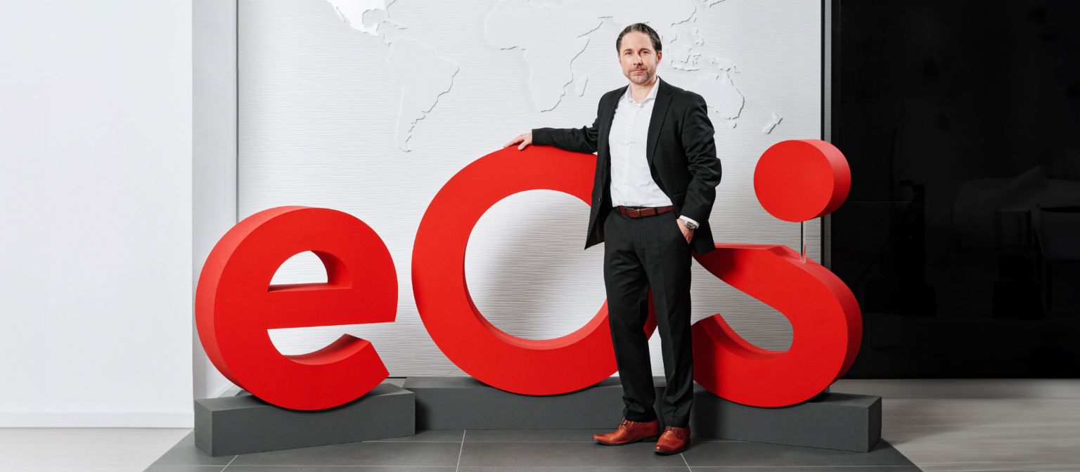 Das ist die neue Marke EOS: Marwin Ramcke präsentiert sich und das neue EOS Logo.