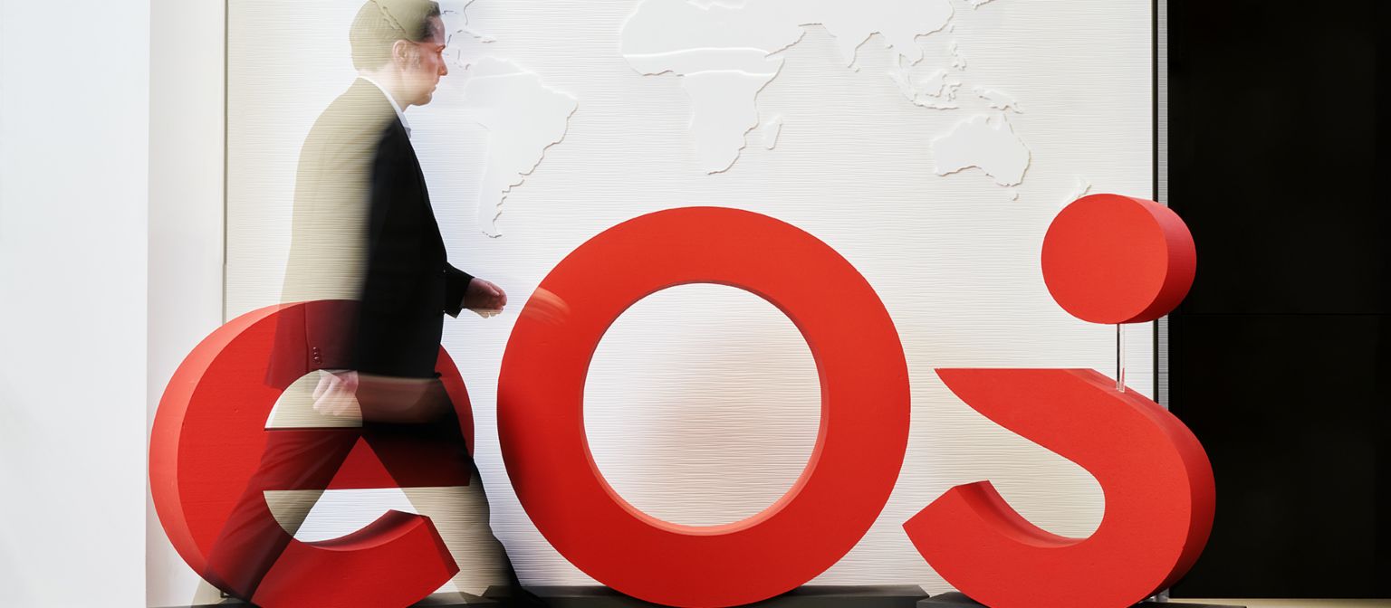 Das ist die neue Marke EOS: Das neue Logo schmückt die Lobby des EOS Headquarters.