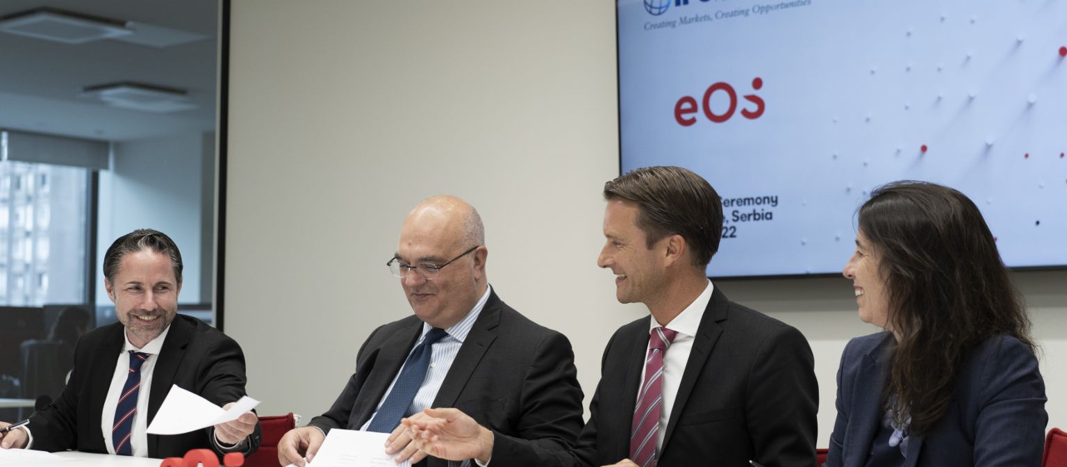 During an official ceremony on September 20, 2022, representatives of IFC and EOS formalized their collaboration on the purchase of NPLs and distressed real estate in Eastern Europe. Marwin Ramcke, Vittorio Di Bello, Carsten Tidow, Ariane Di Iorio 