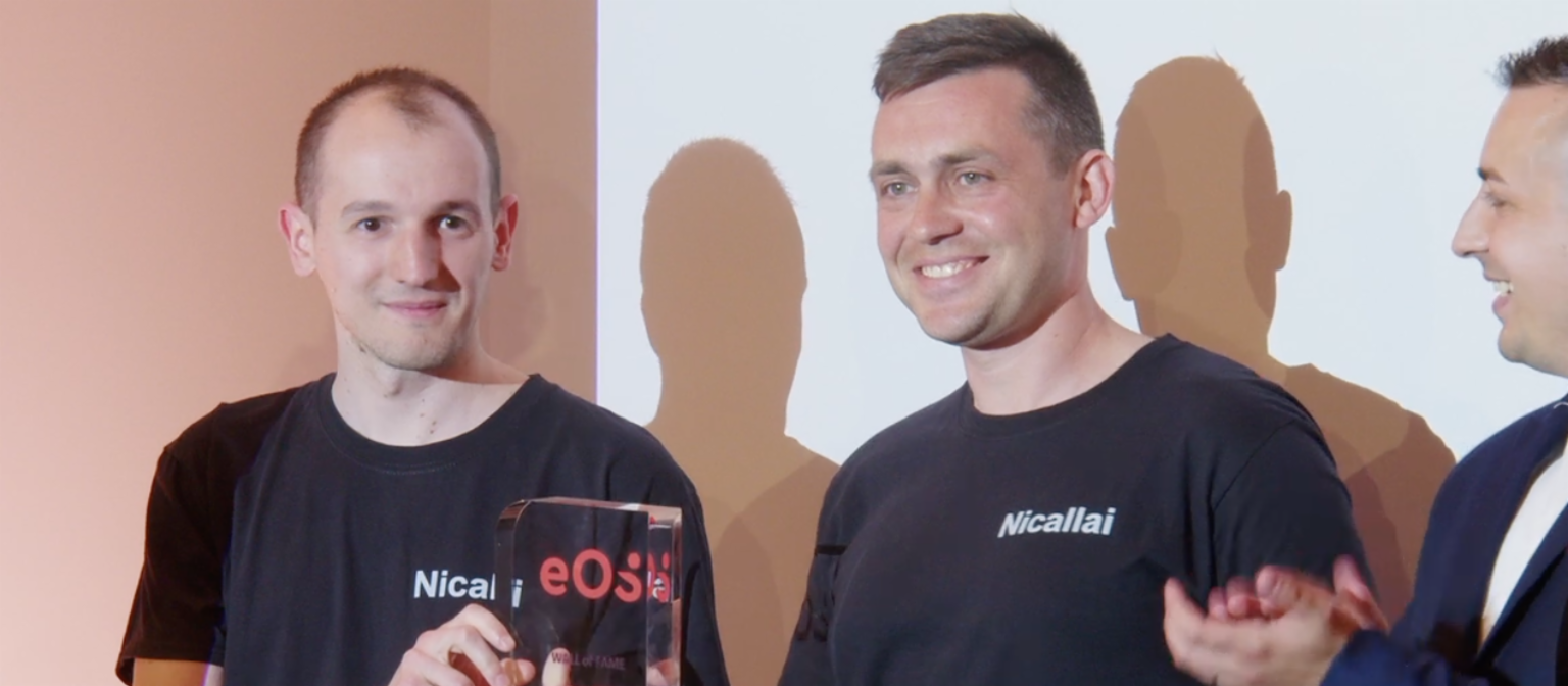 Innovationswettbewerb: Gewinnerteam aus Polen und Rumänien präsentiert Callcenter-KI.