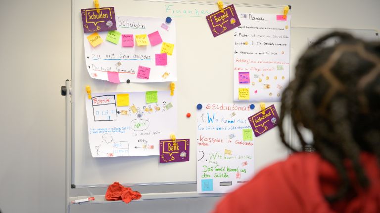 Finanzbildung für Kinder: Eine Schülerin betrachtet ihren Finanzplan.