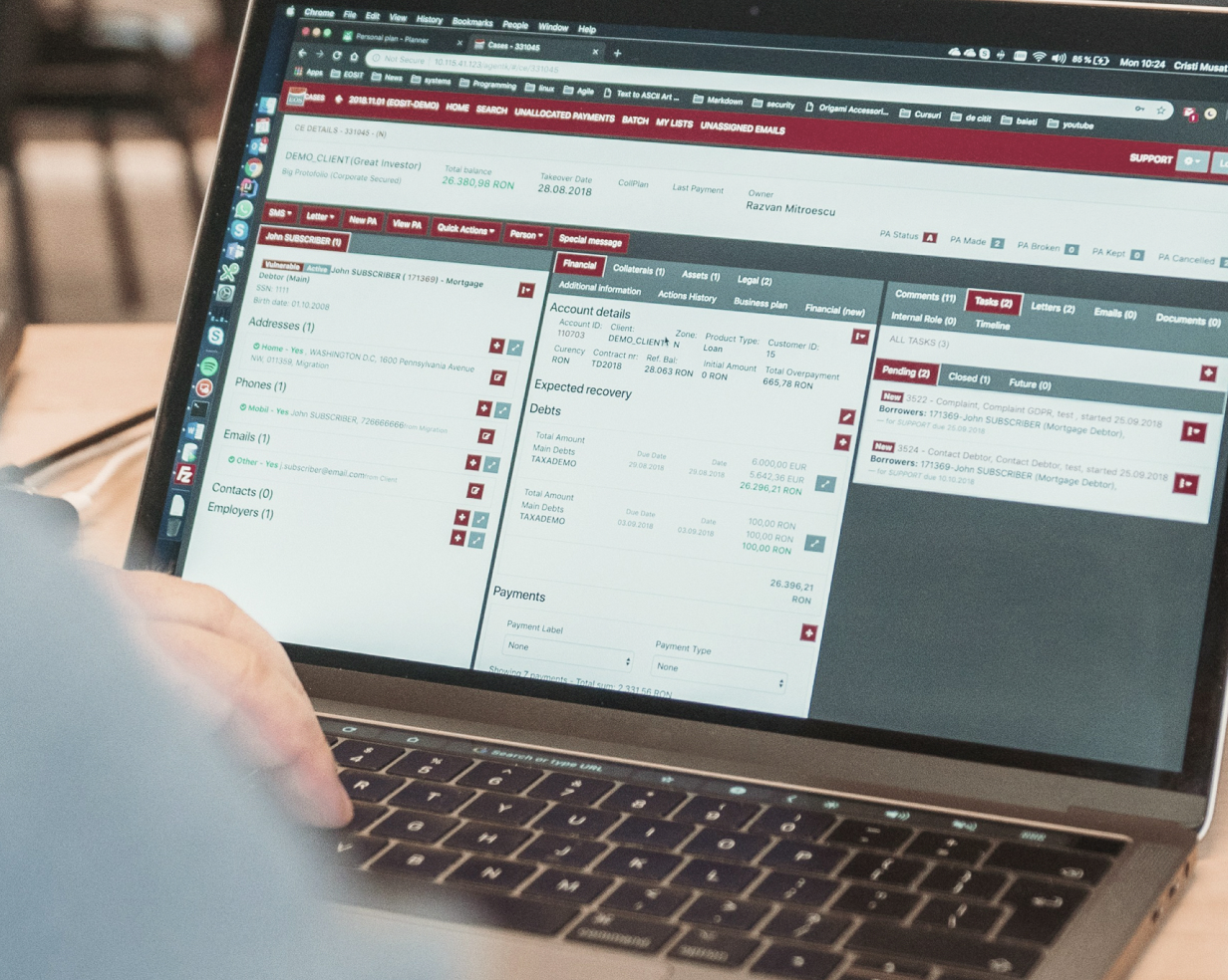 EOS Kollecto+-Board: Ein Laptop-Monitor zeigt das Inkassosystem Kollecto+.