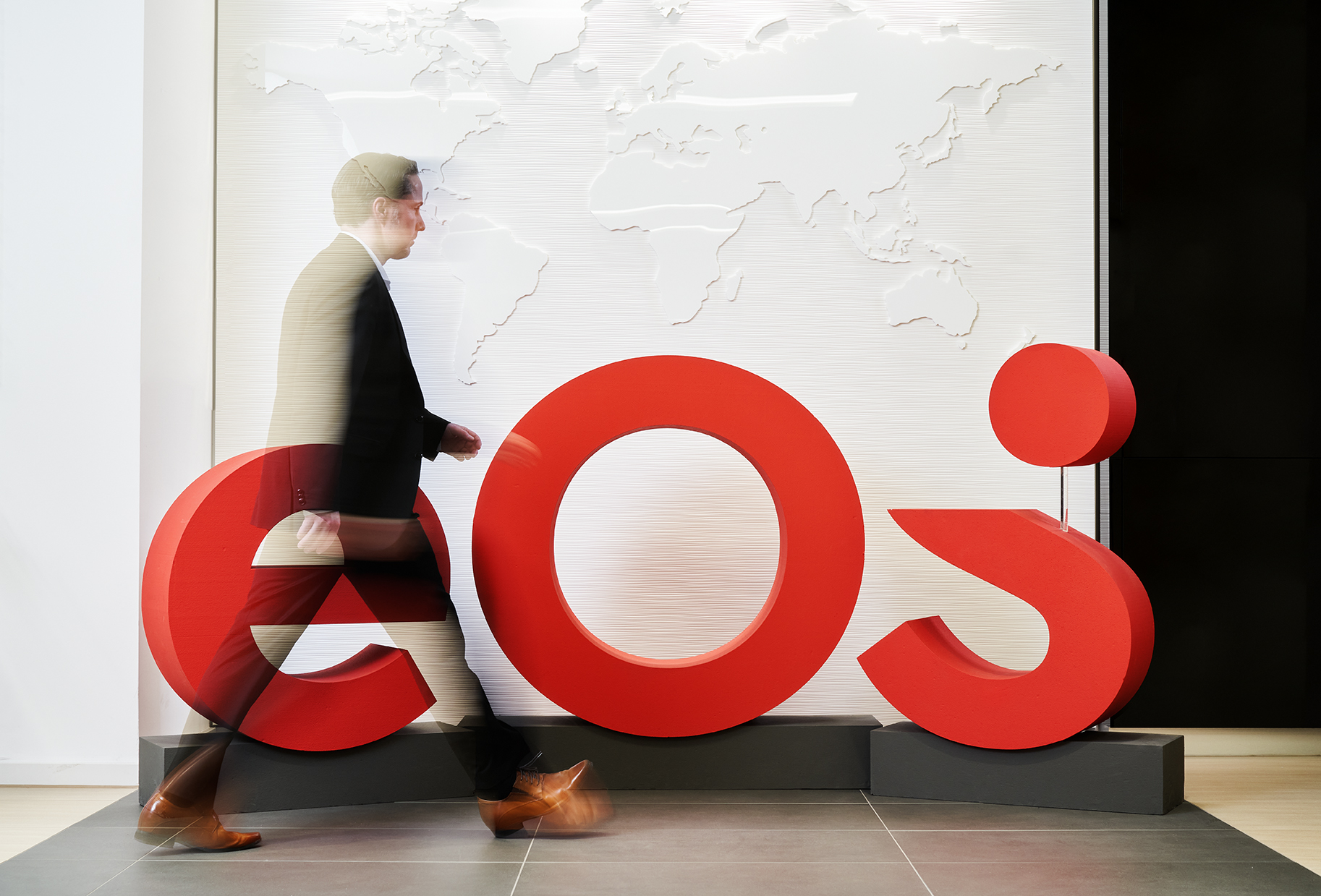 Das ist die neue Marke EOS: Das neue Logo schmückt die Lobby des EOS Headquarters.