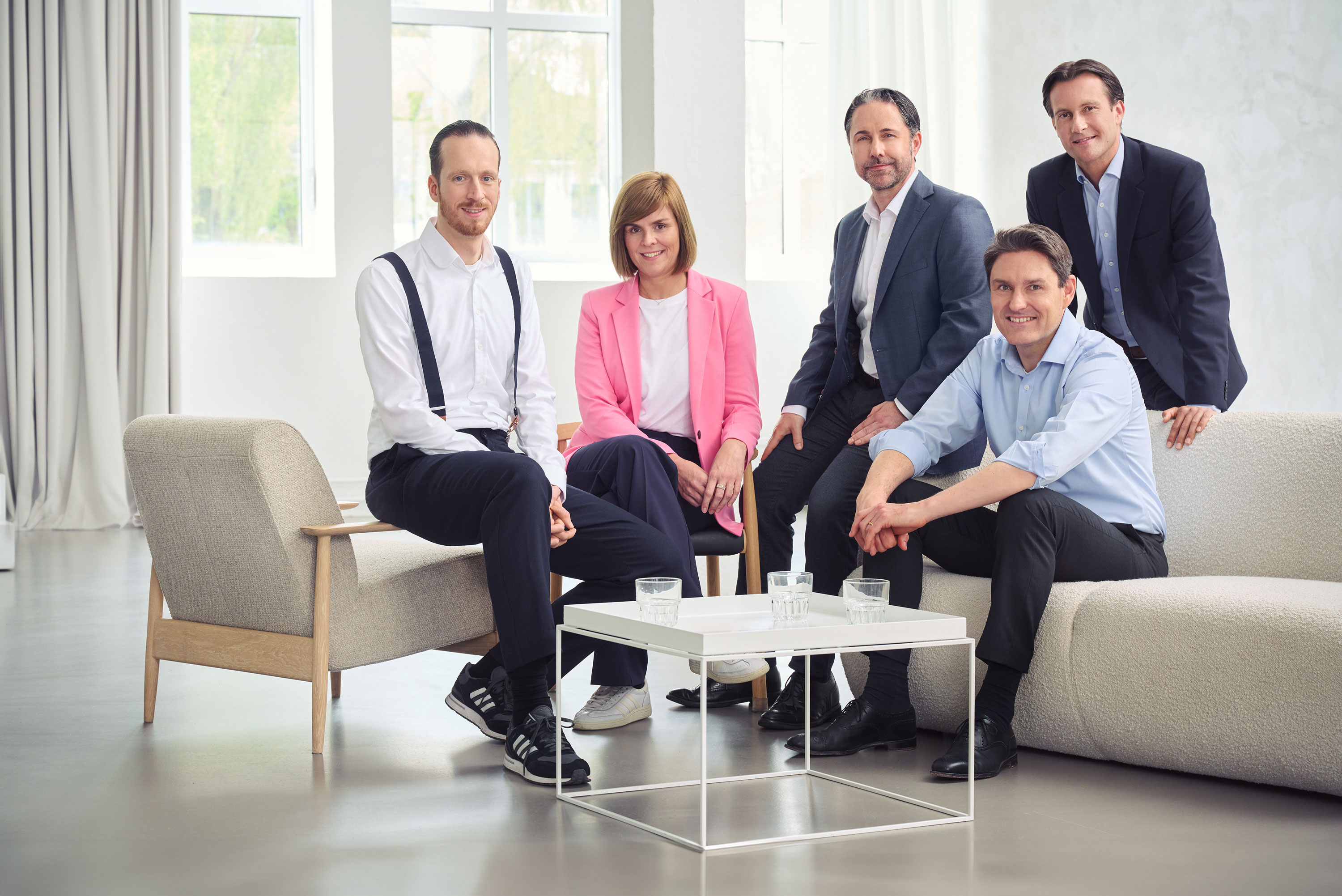 EOS Group Board of Directors (von links nach rechts: Sebastian Pollmer, Dr. Eva Griewel, Marwin Ramcke, Dr. Stephan Ohlmeyer, Carsten Tidow), in einem hellen Raum mit direktem Blick in die Kamera